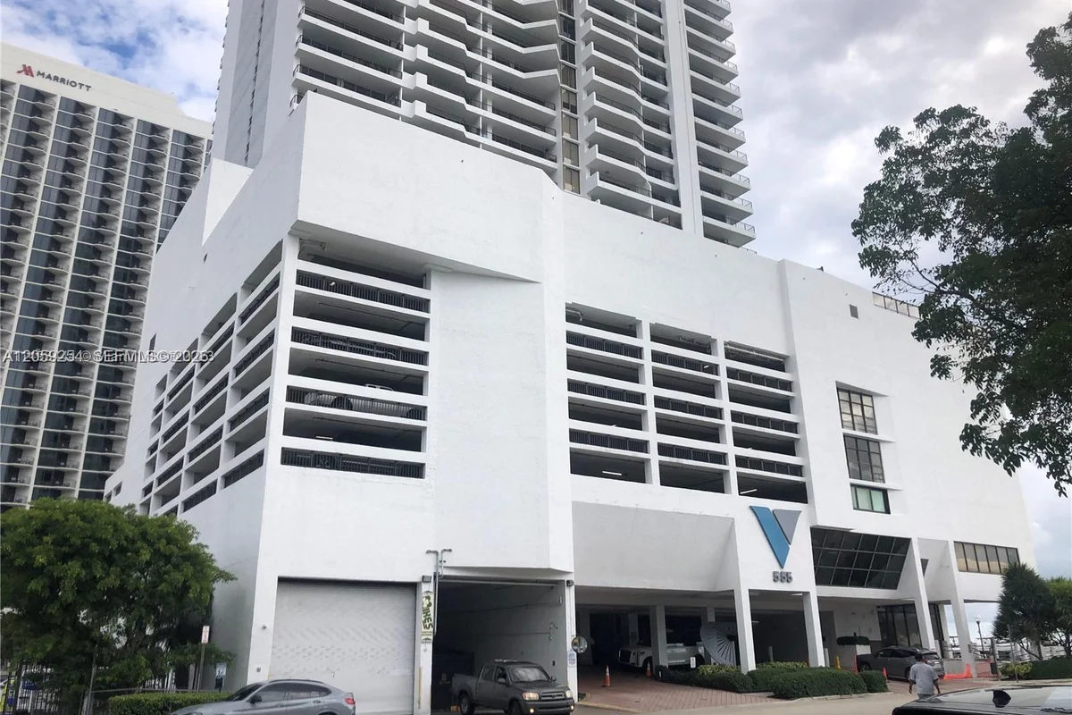 555 NE 15th St #20E, Miami: photo 1 of 6