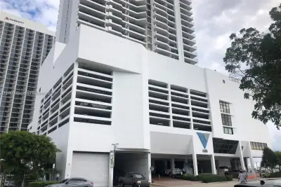 555 NE 15th St #20E, Miami: photo 1 of 6