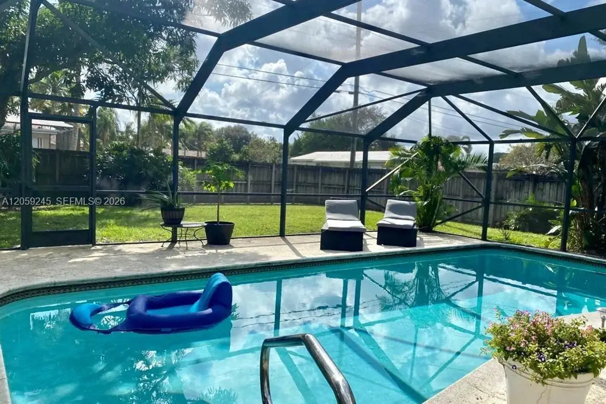 4116 Taft St, Hollywood: photo 1 of 13