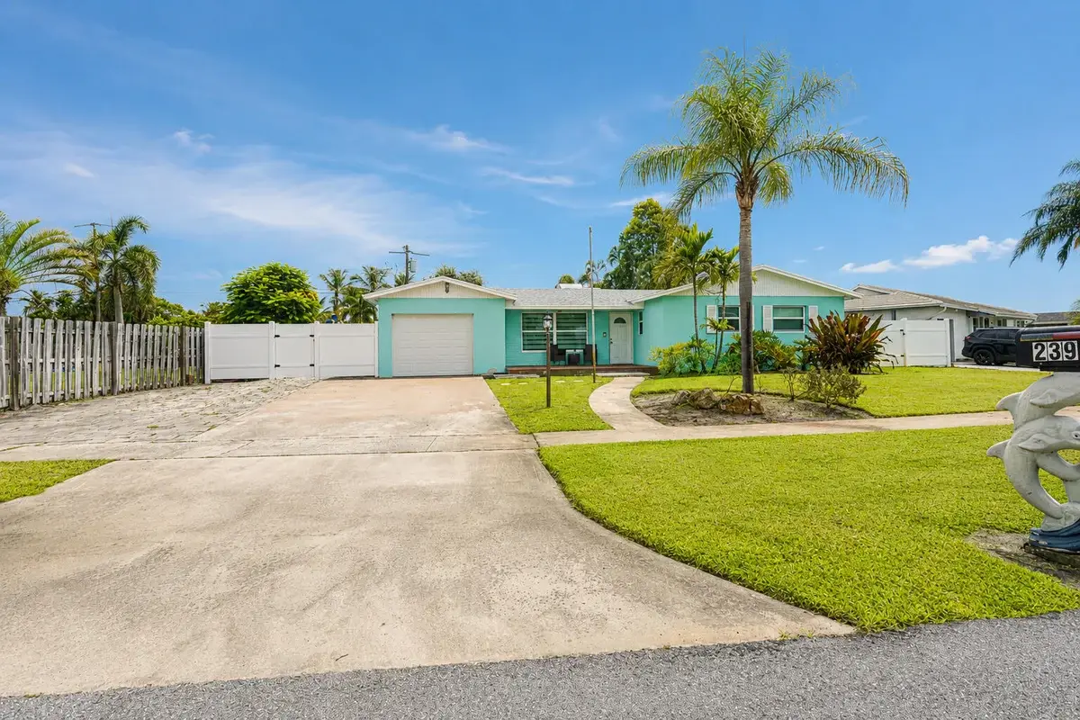 2395 Edgewater Dr, West Palm Beach: photo 1 of 32