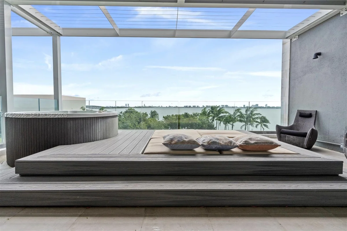 650 NE 32nd St #BH2, Miami: photo 1 of 29