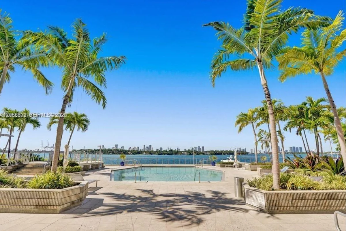 800 W Ave #722, Miami Beach: photo 1 of 35