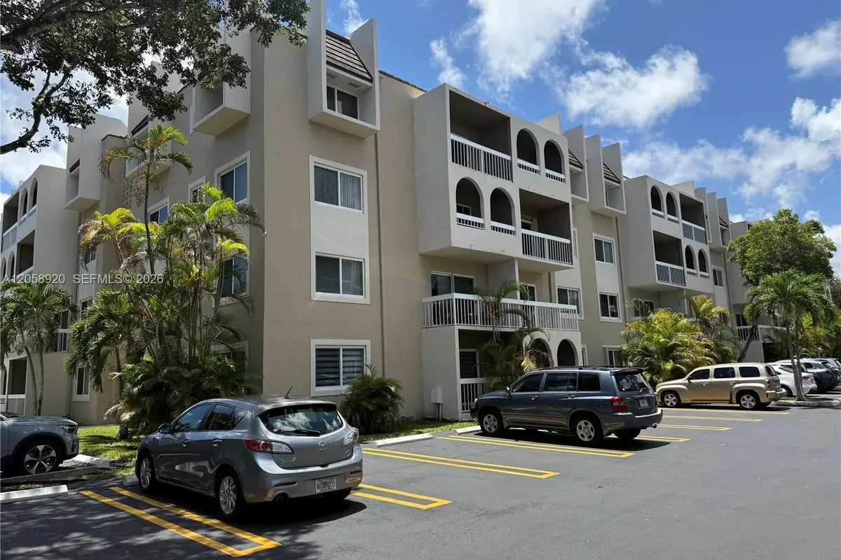 7720 Camino Real #107, Miami: photo 1 of 15