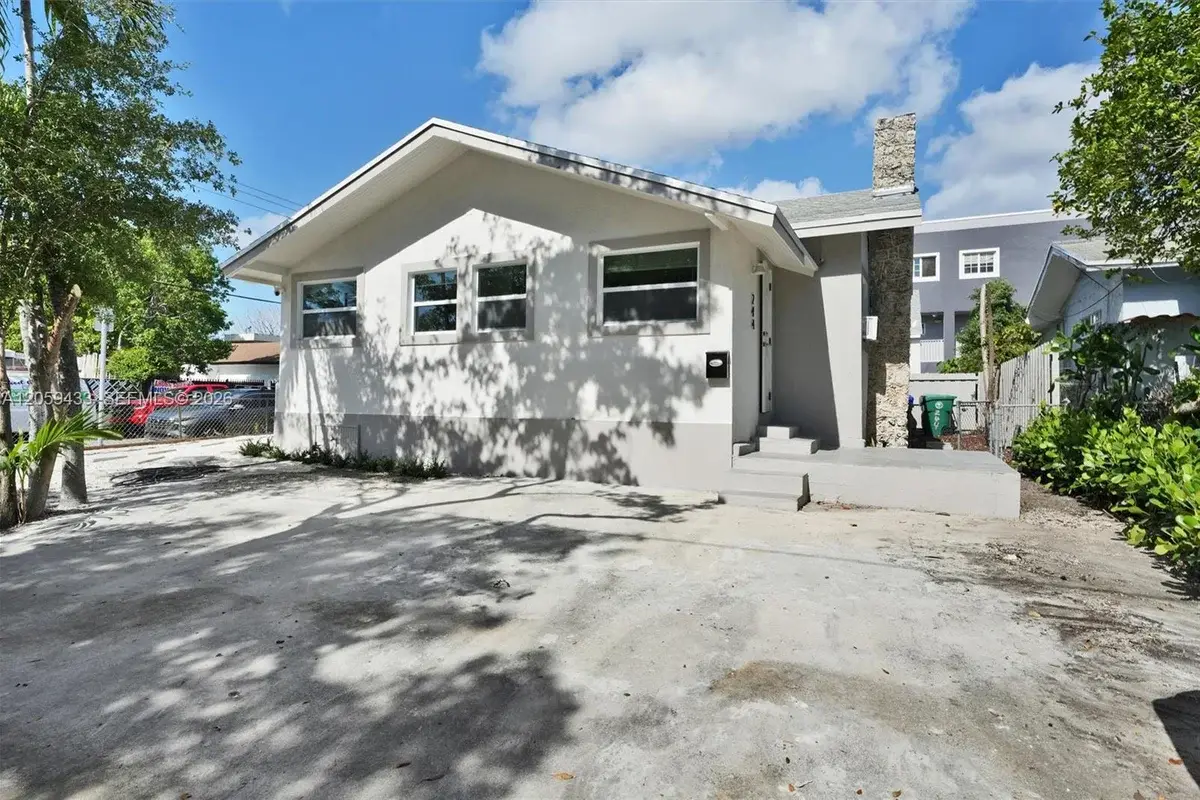 244 SW 14th Ave, Miami: photo 1 of 65