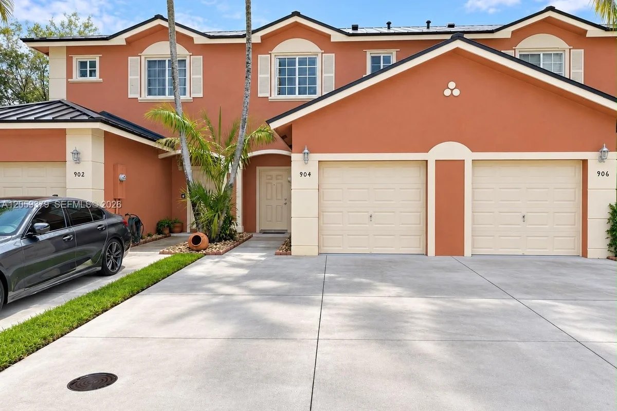 904 NW 100th Ave, Pembroke Pines: photo 1 of 48