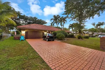 8622 NW 49th Dr, Coral Springs: photo 1 of 26