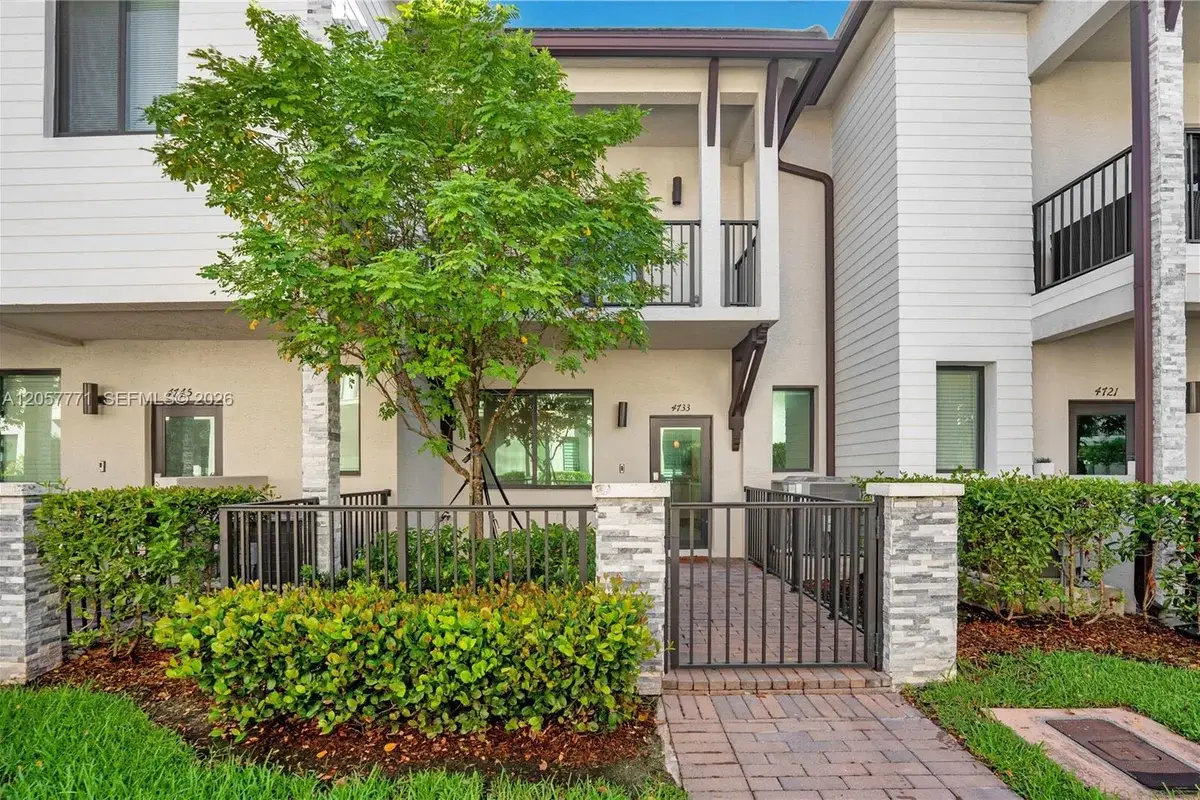 4733 NW 83rd Pkwy, Doral: photo 1 of 43