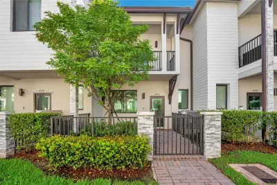 4733 NW 83rd Pkwy, Doral: photo 1 of 43