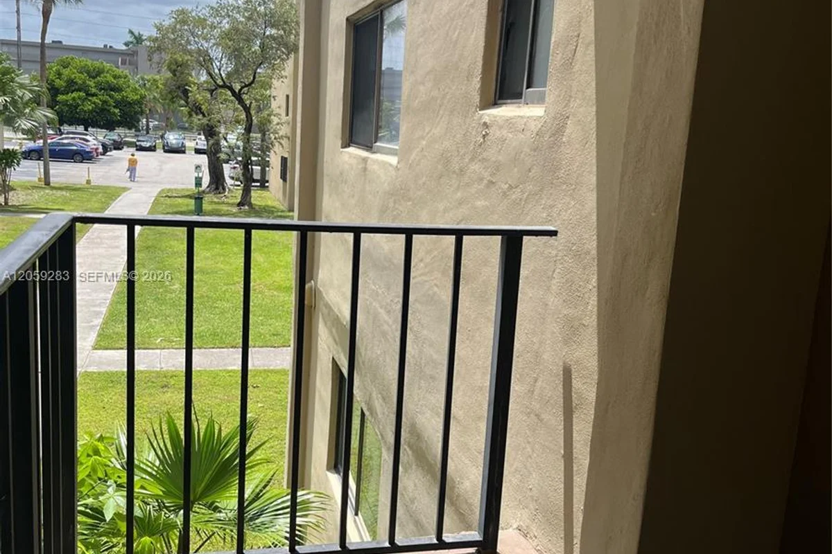 8625 NW 8th St #213, Miami: photo 1 of 17