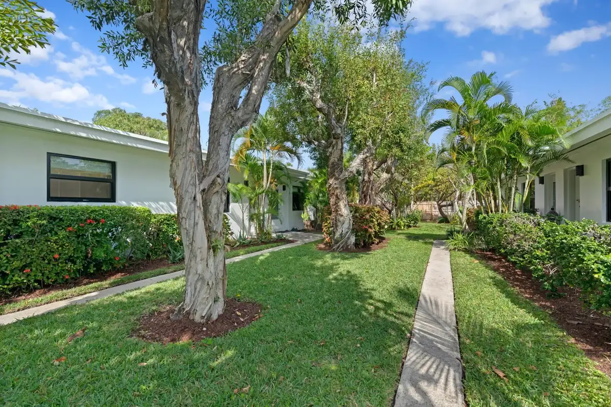 241 NE 10th St, Delray Beach: photo 1 of 9