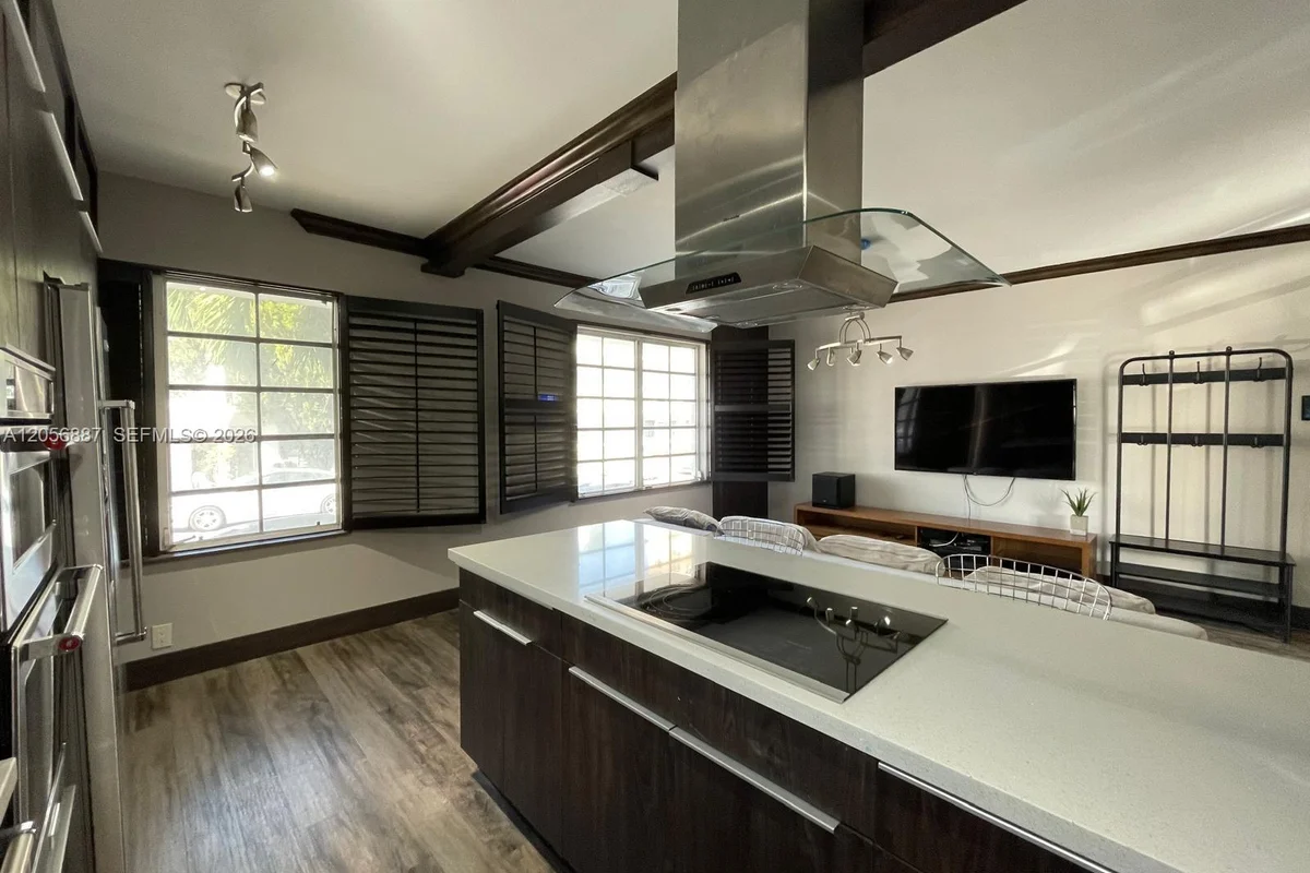 610 8th St #101, Miami Beach: photo 1 of 17