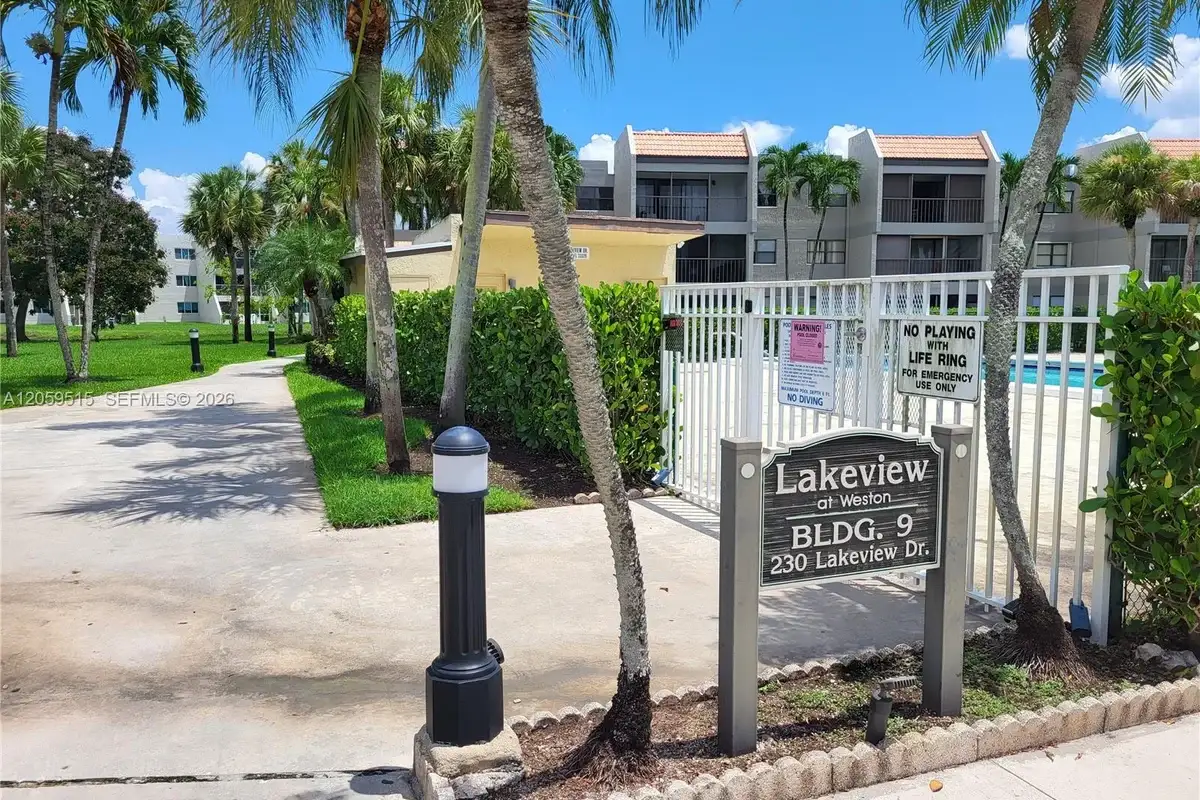 230 Lakeview Dr #207, Weston: photo 1 of 18