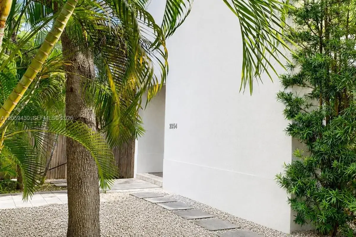 2954 Whitehead St, Miami: photo 1 of 21
