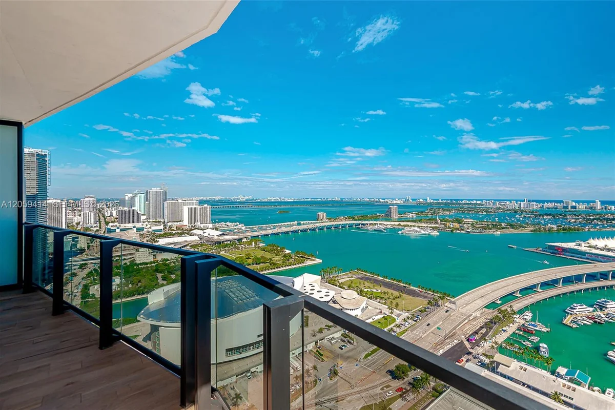 398 NE 5th St #3711, Miami: photo 1 of 35