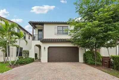 3575 W 97th St, Hialeah: photo 1 of 43