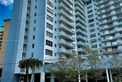 137 Golden Isles Dr #512, Hallandale Beach: photo 1 of 8