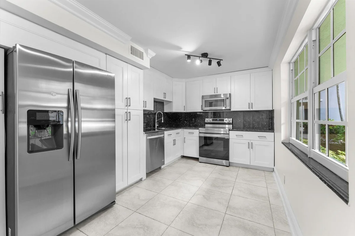 4240 Oaks Ter #103, Pompano Beach: photo 1 of 33