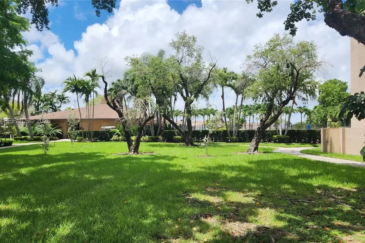 10985 SW 107th St #304, Miami: photo 1 of 23
