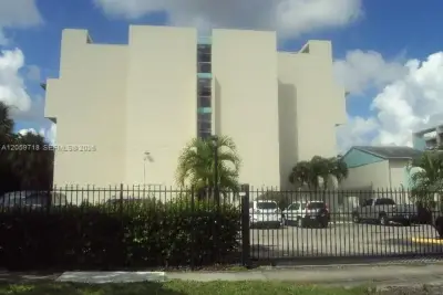 Condo in Lauderhill: photo 1 of 7