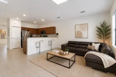 8845 W 35th Ave, Hialeah: photo 1 of 28