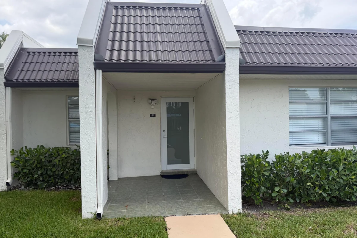 127 Lake Rebecca Dr, West Palm Beach: photo 1 of 33