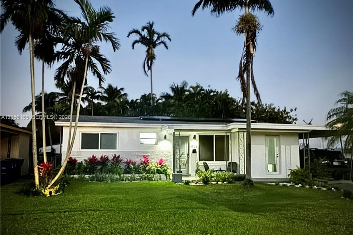 904 SW 3rd Ave, Hallandale Beach: photo 1 of 19