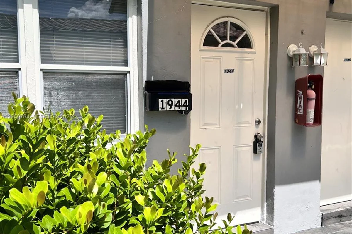 Townhouse in Hollywood: photo 1 of 15