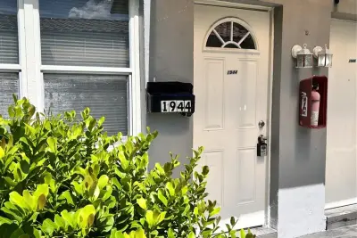 Townhouse in Hollywood: photo 1 of 15