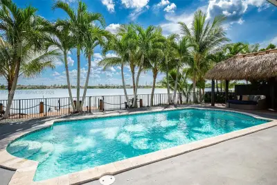 12949 SW 140 Street Rd, Miami: photo 1 of 61