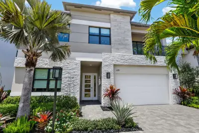 415 42nd St, West Palm Beach: photo 1 of 48