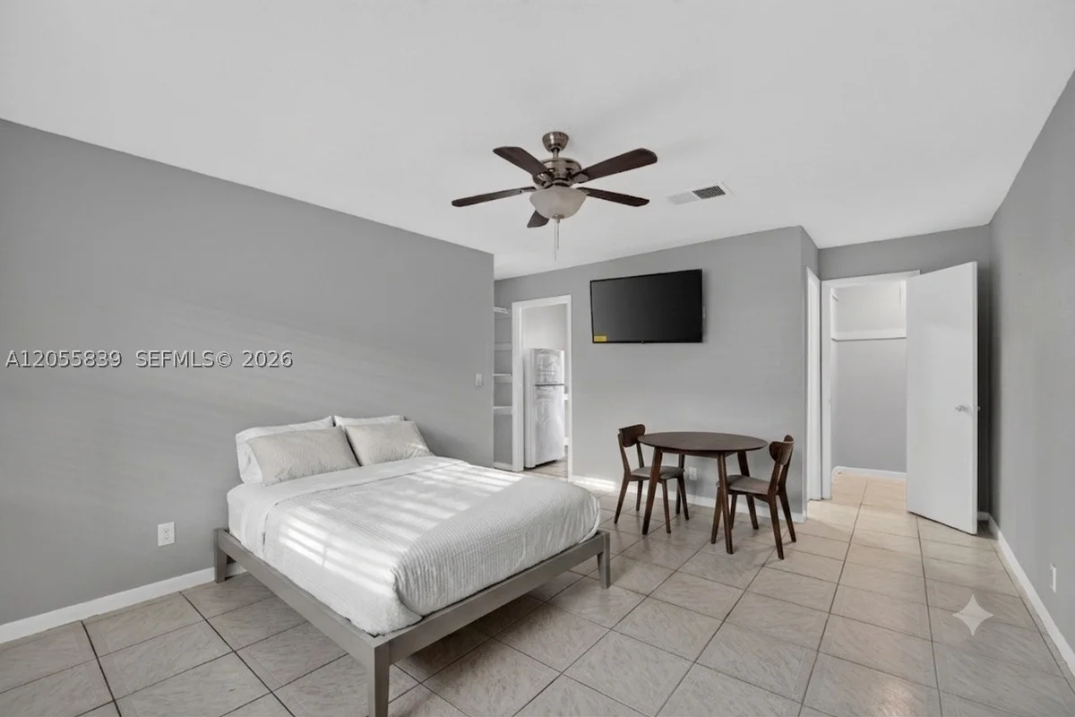 129 SE 4th Ave #4, Hallandale Beach: photo 1 of 12