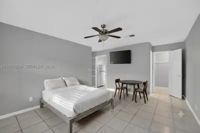 129 SE 4th Ave #4, Hallandale Beach: photo 1 of 12