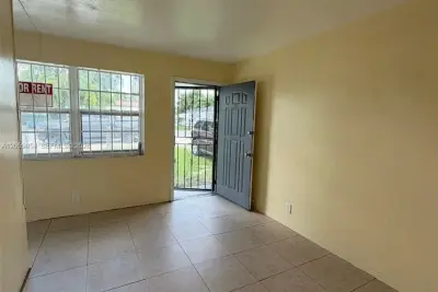 1732 NW 75th St, Miami: photo 1 of 17