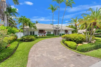 2517 NE 13th St, Fort Lauderdale: photo 1 of 59