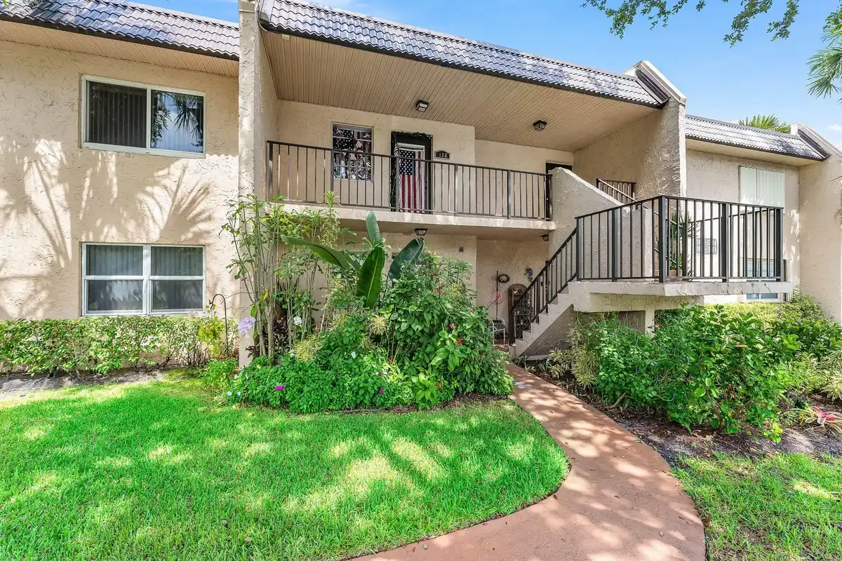 112 Lake Constance Dr, West Palm Beach: photo 1 of 20