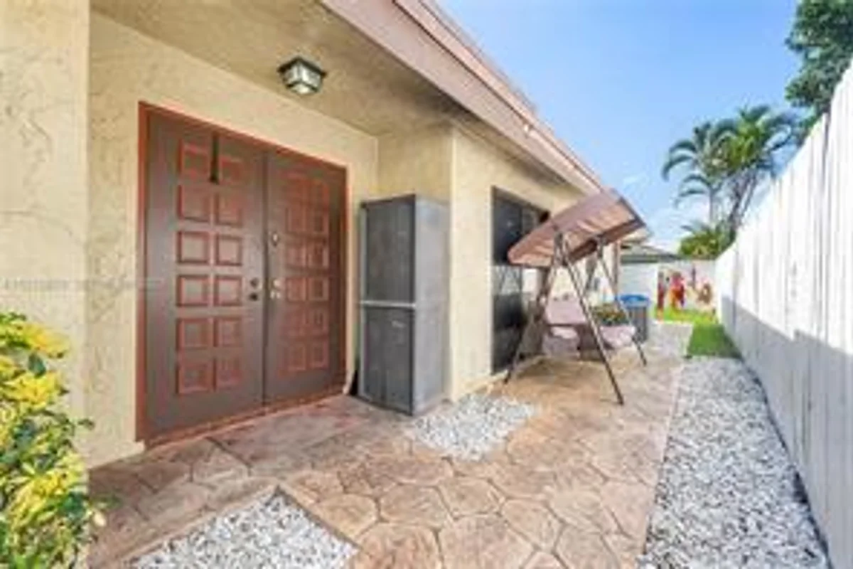 7433 SW 13th St SW, North Lauderdale: photo 1 of 12