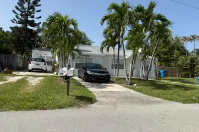 407 W Palm St, Lantana: photo 1 of 9