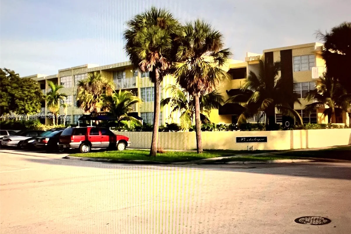 Condo in North Miami Beach: photo 1 of 20