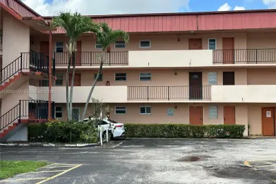 19001 NE 14th Ave #121, Miami: photo 1 of 17