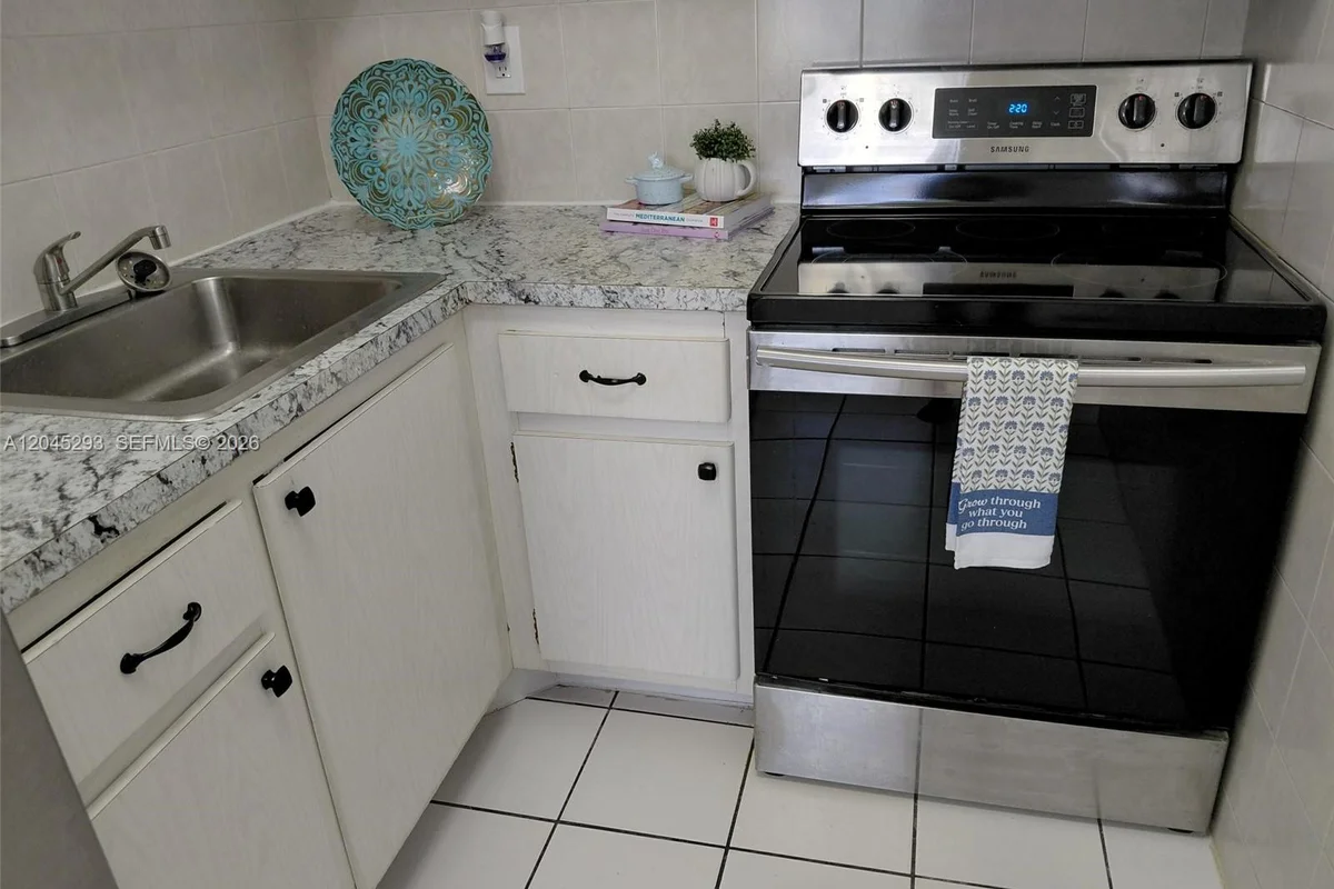 1433 SW 24th Ct #2, Fort Lauderdale: photo 1 of 8