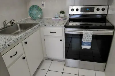 1433 SW 24th Ct #2, Fort Lauderdale: photo 1 of 8