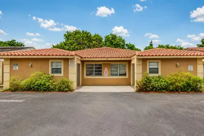 4125 Woodside Dr #4, Coral Springs: photo 1 of 23