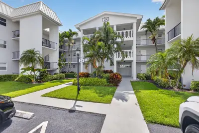 29 Colonial Club Dr #202, Boynton Beach: photo 1 of 24