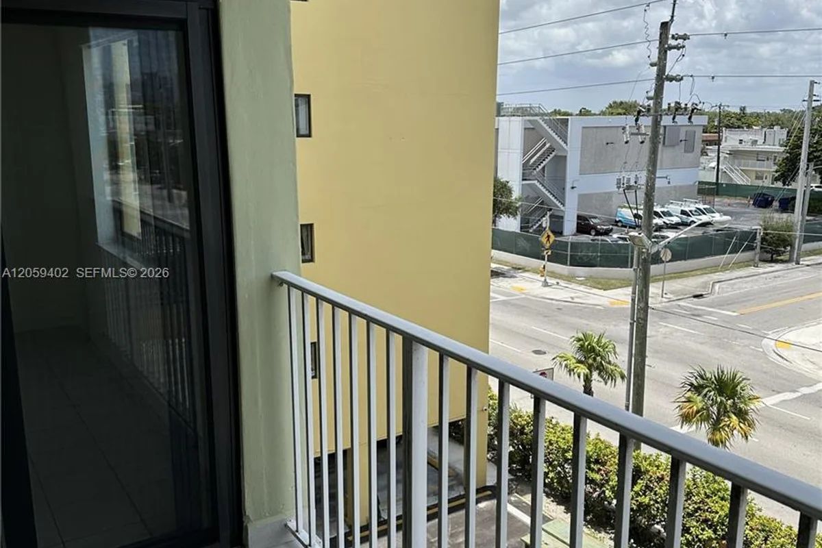 2046 W Flagler St #409, Miami: photo 1 of 13