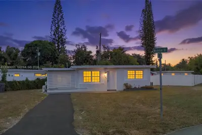 6103 Monroe St, Hollywood: photo 1 of 40