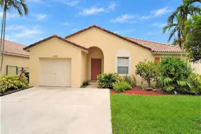 11290 SW 20th St, Miramar: photo 1 of 14