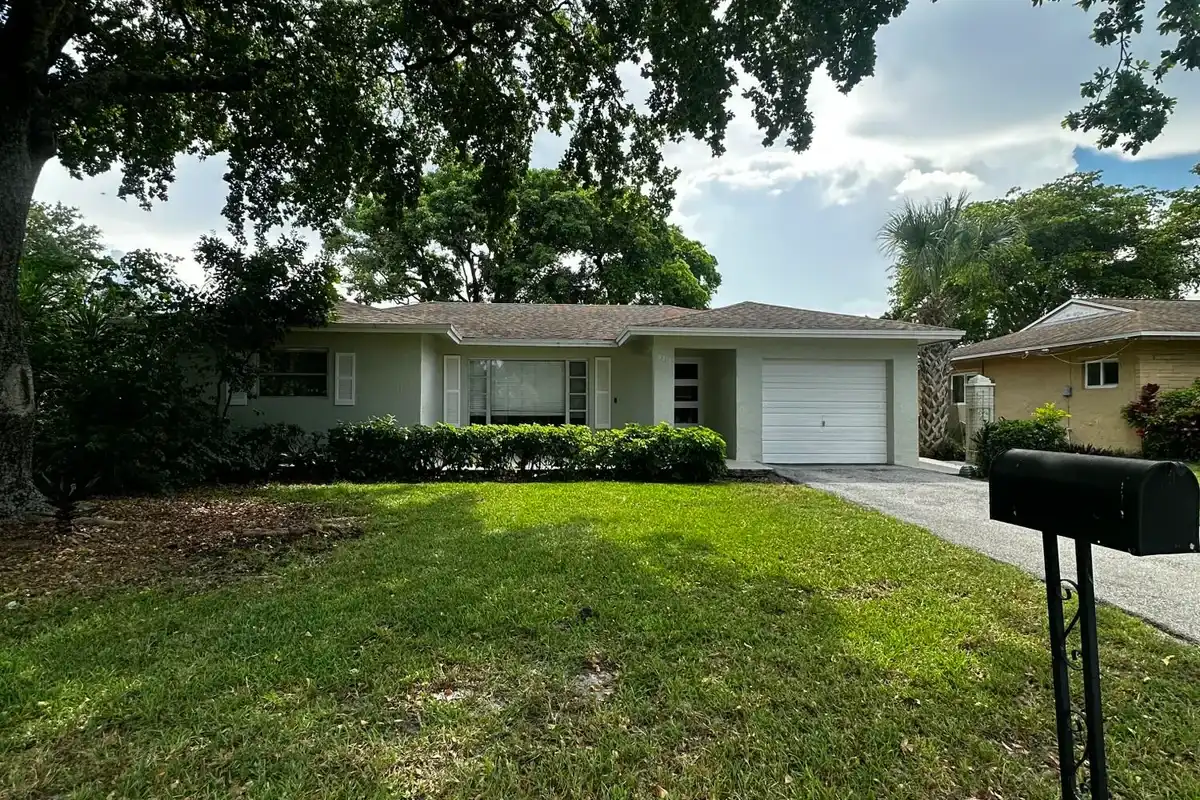 8211 NW 91st Ave, Tamarac: photo 1 of 20