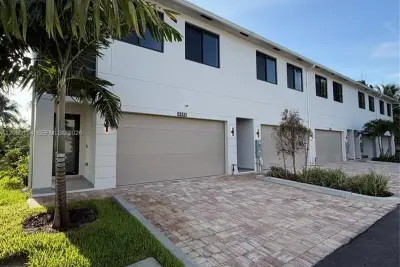 4664 SW 32nd Ave, Dania Beach: photo 1 of 39