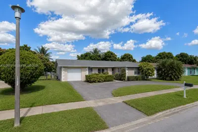 6221 SW 4th St, Margate: photo 1 of 25