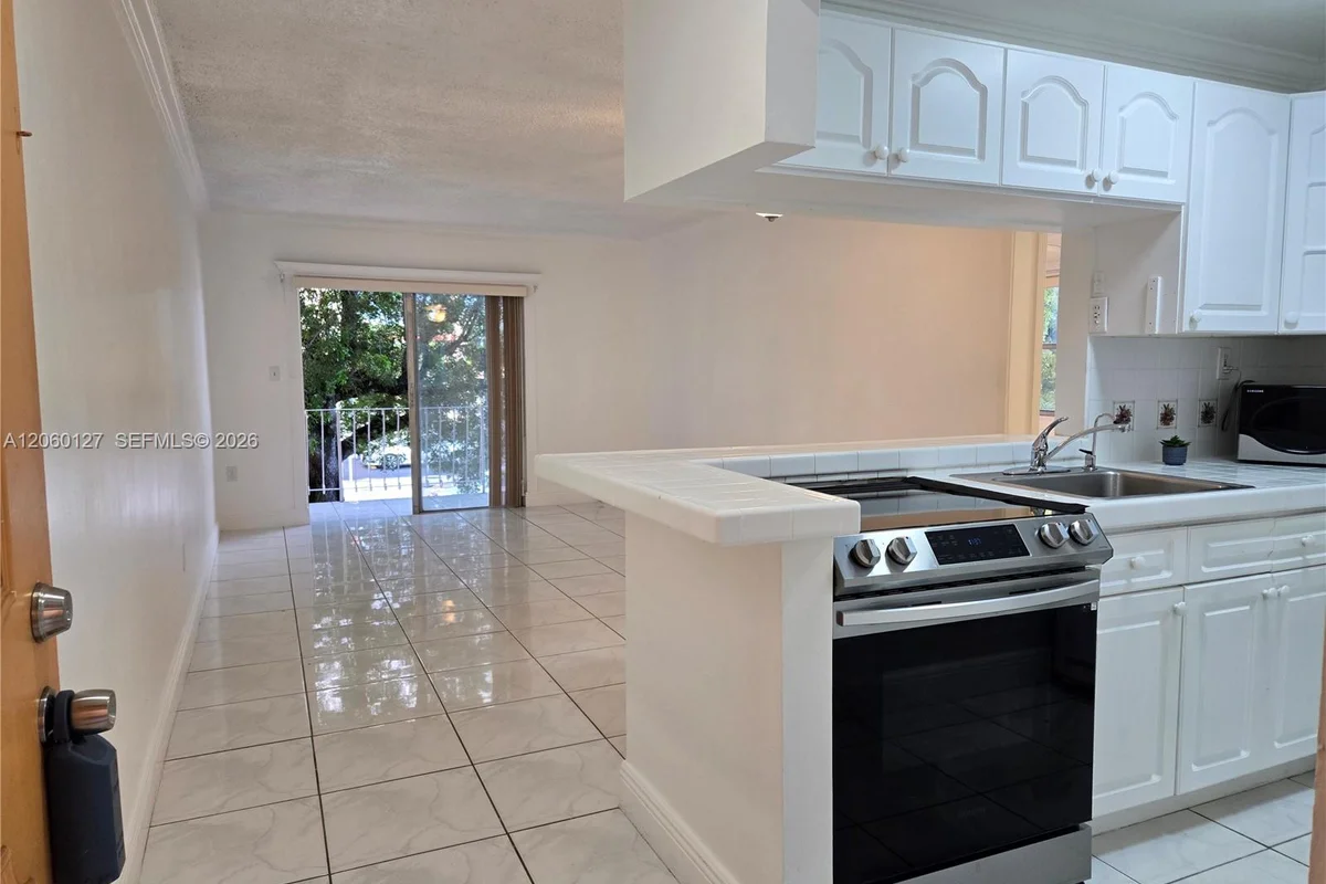 6200 W Flagler St #201, Miami: photo 1 of 8